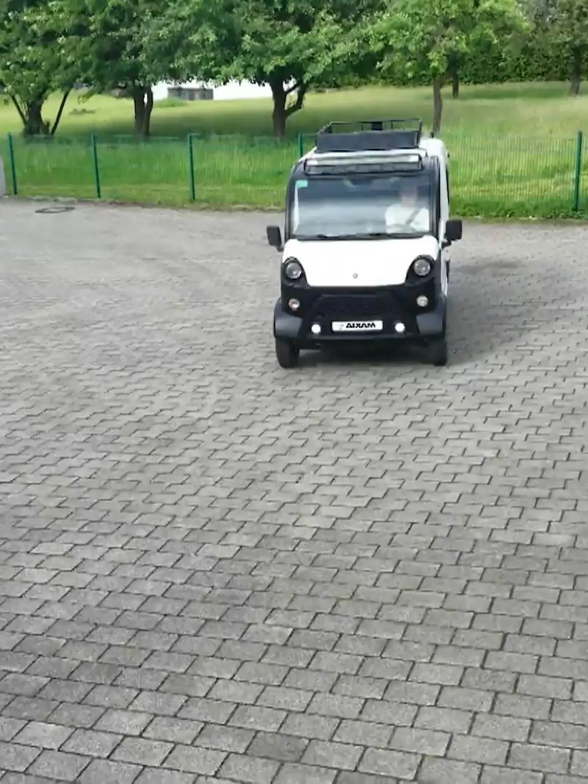 Bild zu: "Schüler fährt Campervan"