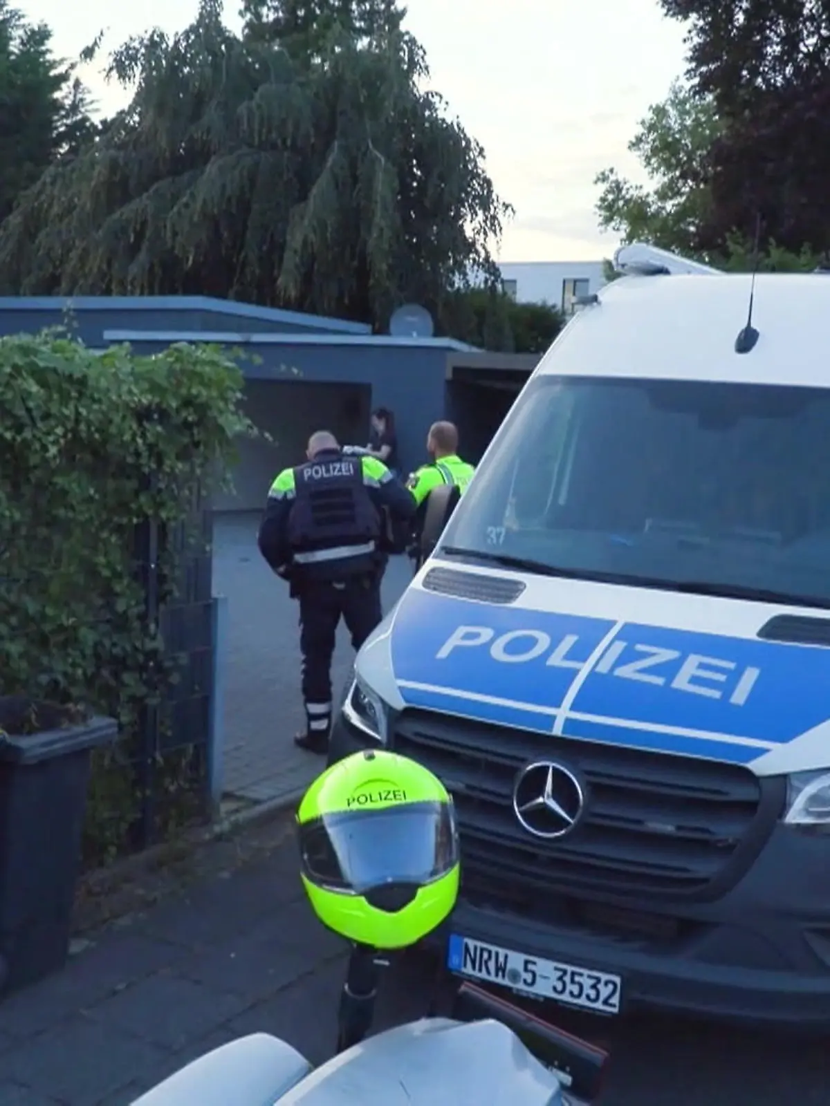 Bild zu: "Polizei: neue Dimension der Gewalt"