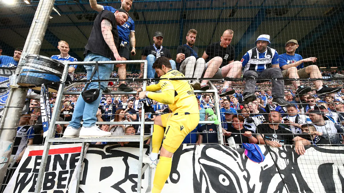BIELEFELD, GERMANY - MAY 14: Stefan Ortega of Arminia Bielefeld climbs to thank the fans during the Bundesliga match between DSC Arminia Bielefeld and RB Leipzig at Schueco Arena on May 14, 2022 in Bielefeld, Germany. (Photo by Joosep Martinson/Getty Images)