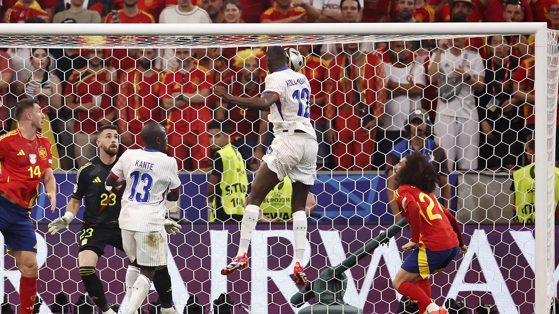 Randal Kolo Muani trifft fürFrankreich, Marc Cucurella guckt zu 