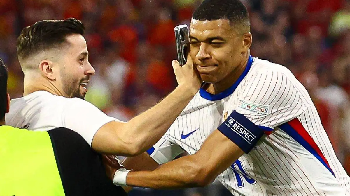 Flitzer attackiert Kylian Mbappé