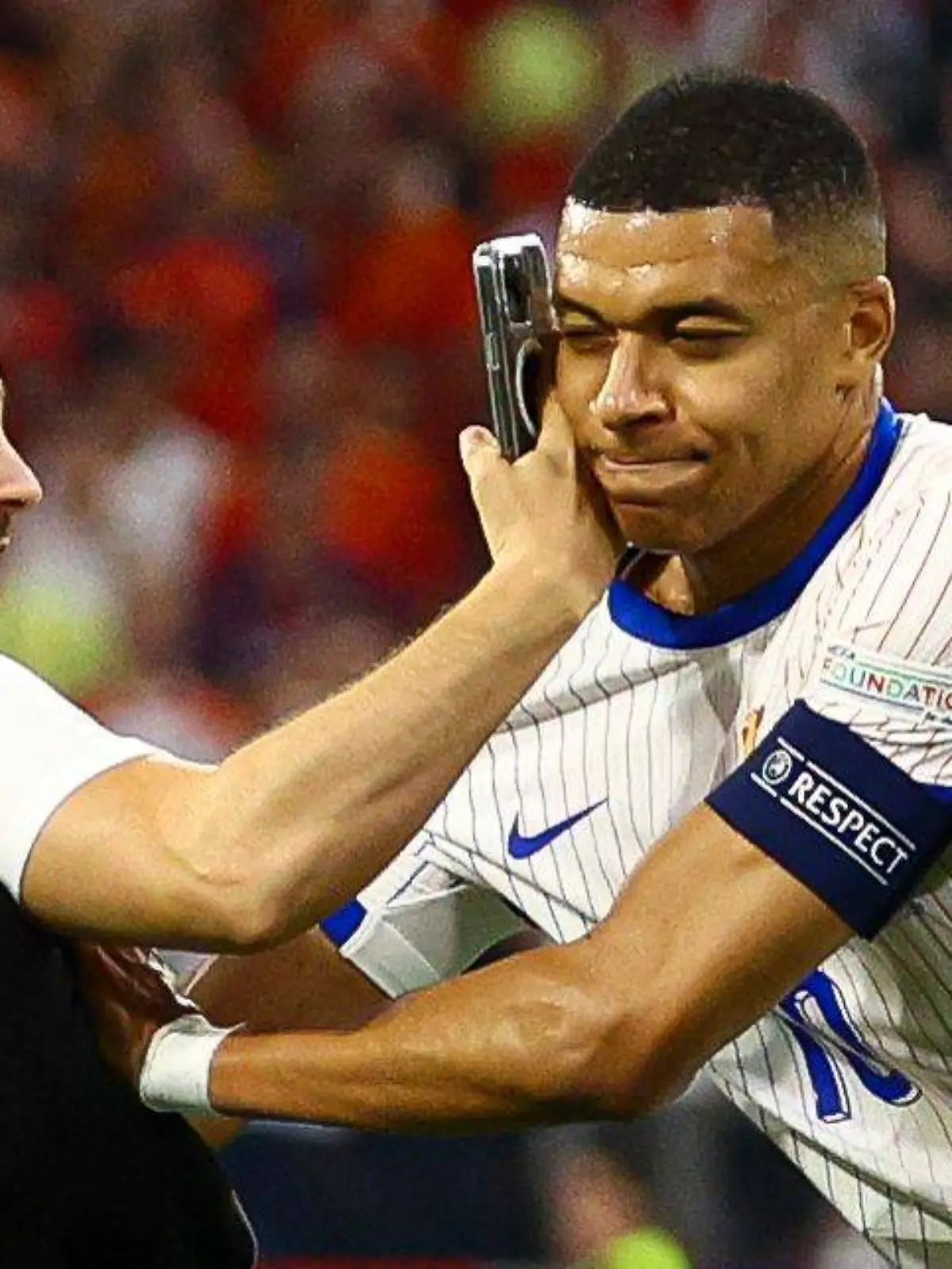 Flitzer attackiert Kylian Mbappé