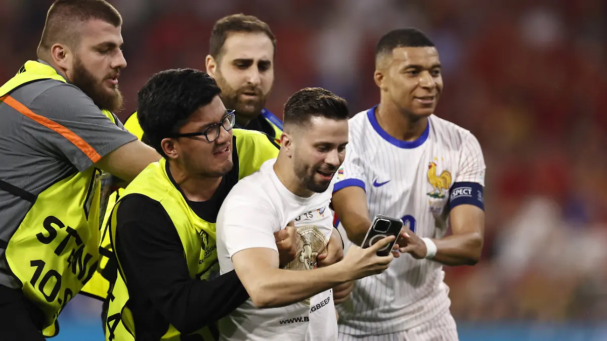 Flitzer macht Selfie mit Kylian Mbappé