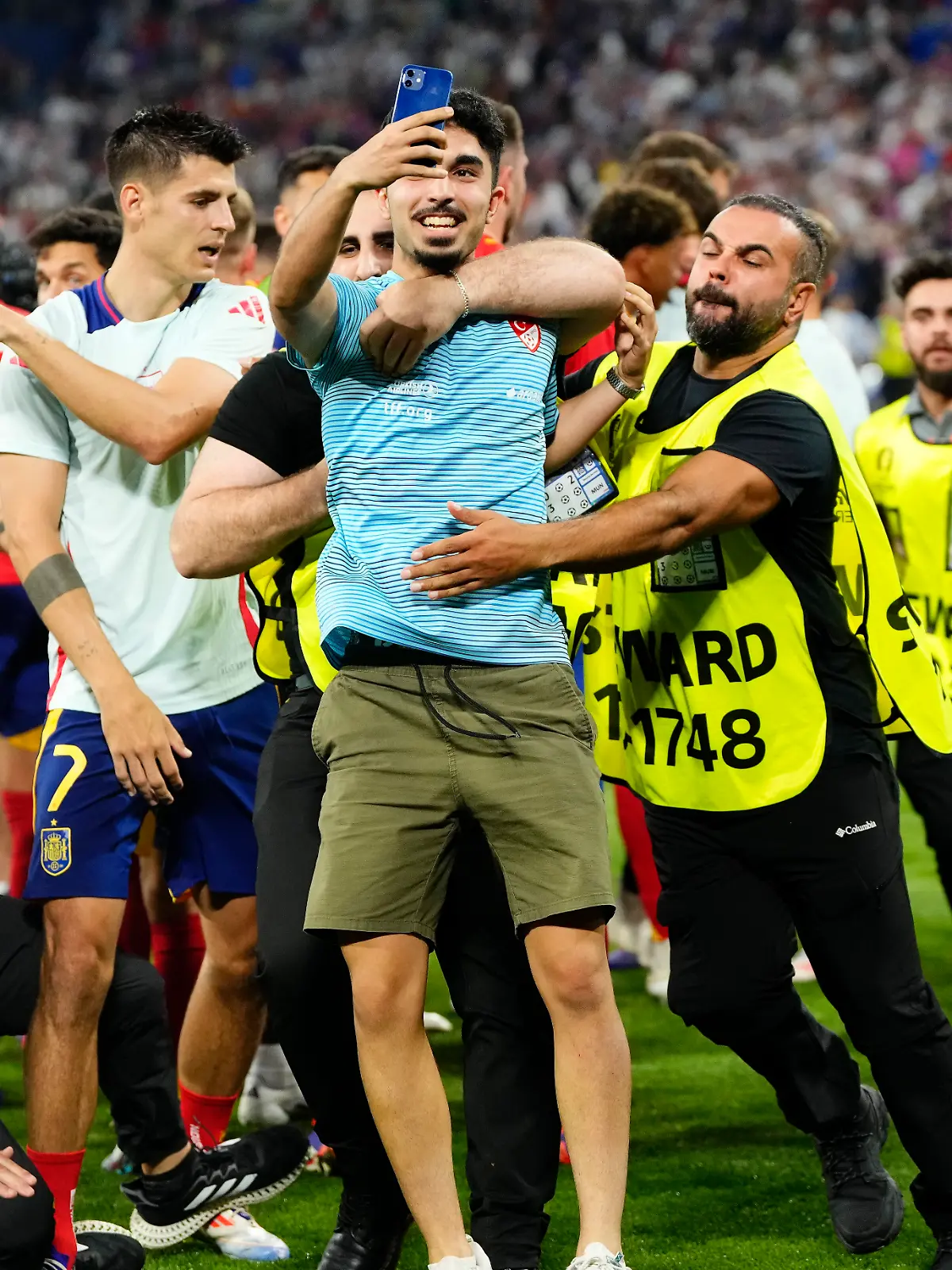 Ordner senst bei Flitzer-Jagd Spanien-Star Alvaro Morata um