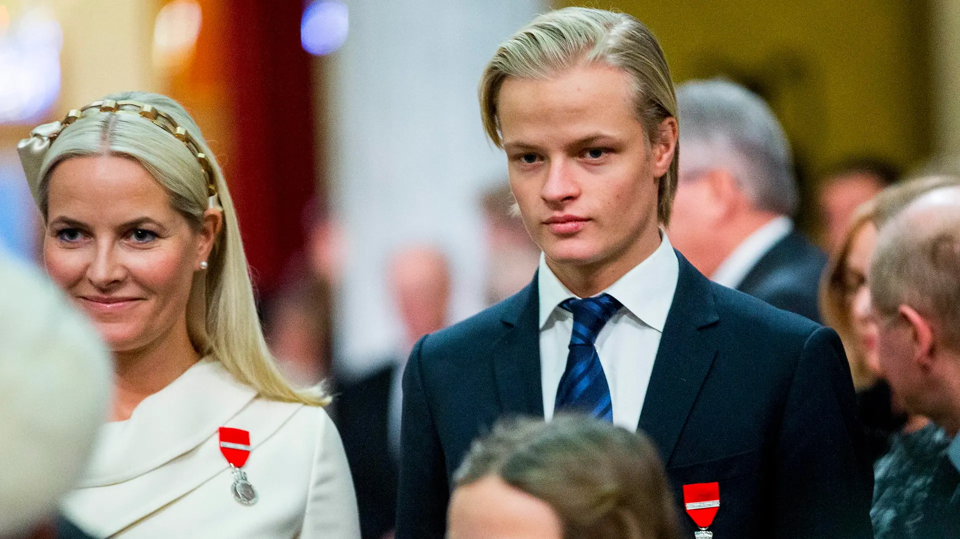 ARCHIV - Kronprinzessin Mette-Marit von Norwegen (l) und ihr Sohn Marius Borg Hoiby nehmen am 17.01.2016 in Osla, Norwegen, an einer Gala teil. Norwegens Kronprinzessin Mette-Marit (43) hat ihrem ältesten Sohn Marius Borg Høiby zu seinem 20. Geburtstag einen emotionalen Brief geschrieben. Darin berichtet sie davon, wie es war, mit 23 Mutter zu werden. (zu dpa «Prinzessin Mette-Marit schreibt Geburtstagsbrief an Sohn Marius» vom 13.01.2017) Foto: Vegard Wivestad Grott/NTB SCANPIX/EPA/dpa +++(c) dpa - Bildfunk+++