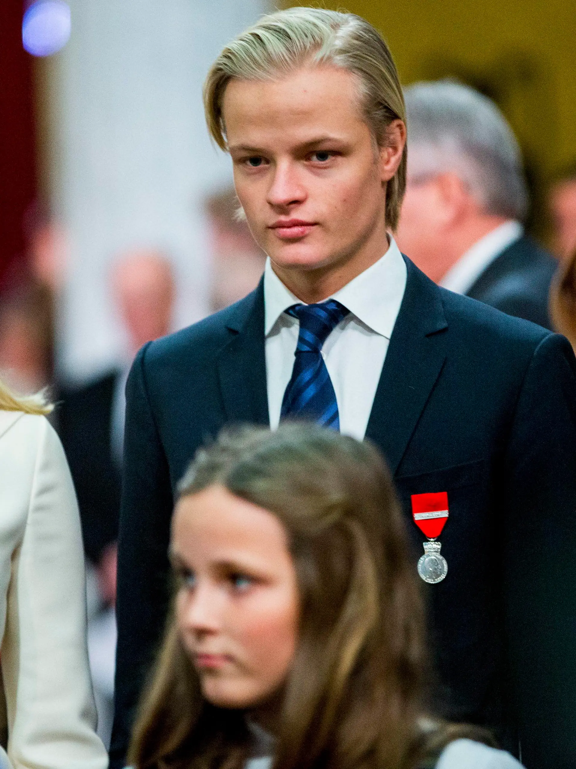 ARCHIV - Kronprinzessin Mette-Marit von Norwegen (l) und ihr Sohn Marius Borg Hoiby nehmen am 17.01.2016 in Osla, Norwegen, an einer Gala teil. Norwegens Kronprinzessin Mette-Marit (43) hat ihrem ältesten Sohn Marius Borg Høiby zu seinem 20. Geburtstag einen emotionalen Brief geschrieben. Darin berichtet sie davon, wie es war, mit 23 Mutter zu werden. (zu dpa «Prinzessin Mette-Marit schreibt Geburtstagsbrief an Sohn Marius» vom 13.01.2017) Foto: Vegard Wivestad Grott/NTB SCANPIX/EPA/dpa +++(c) dpa - Bildfunk+++