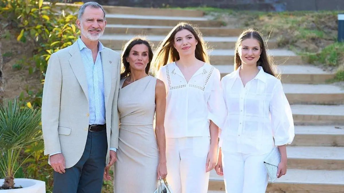 Spanische Royals: Sommerlicher Auftritt in beige und weiß