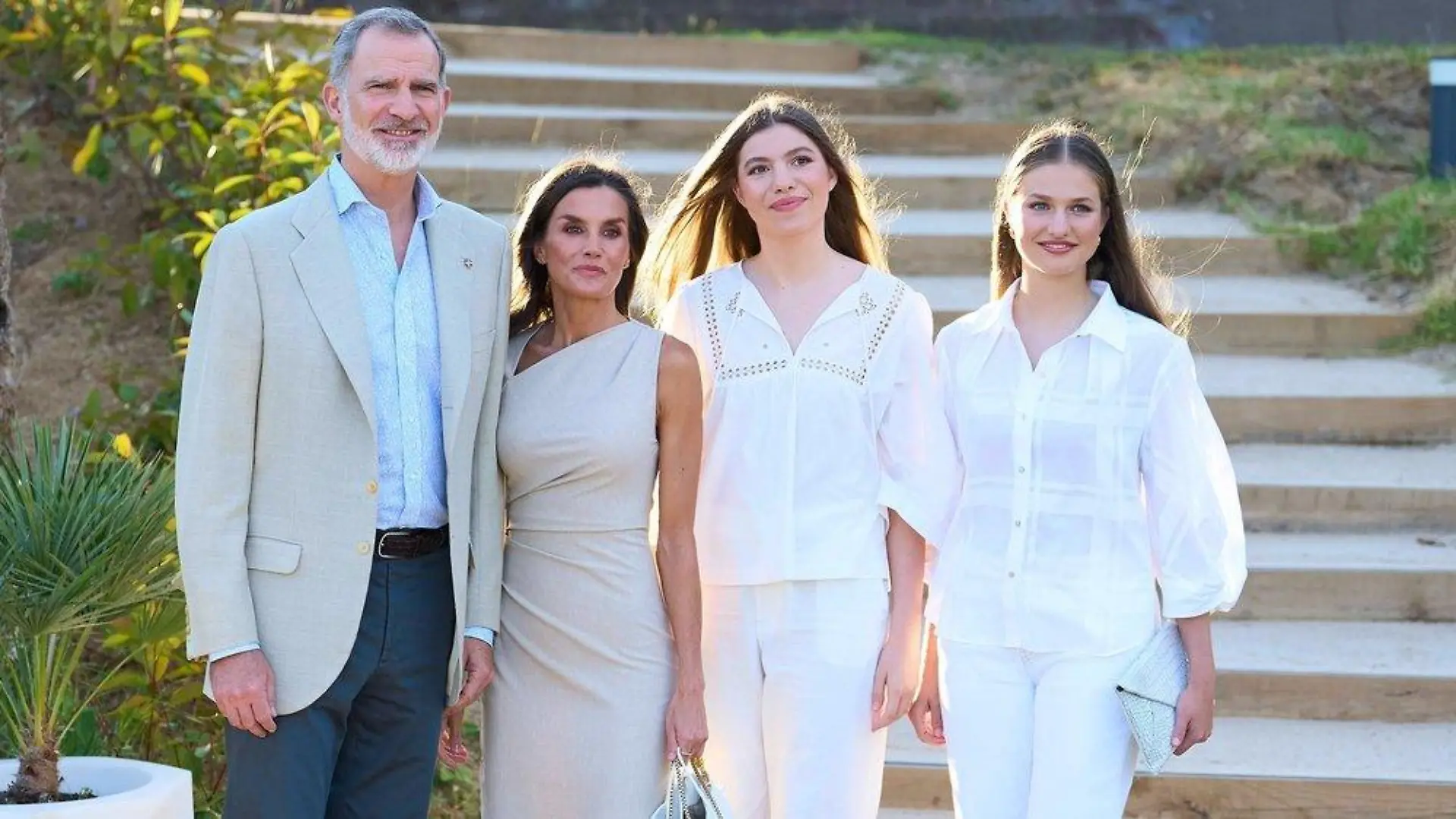 Spanische Royals: Sommerlicher Auftritt in beige und weiß