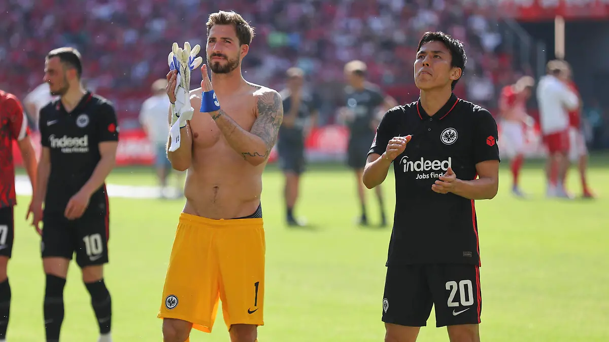  14.05.2022, Fussball Bundesliga, 1. FSV Mainz 05 - Eintracht Frankfurt, emonline, emspor, v.l., Torwart Kevin Trapp Eintracht Frankfurt, Makoto Hasebe Eintracht Frankfurt bedanken sich bei den Fans, bedanken, Dank, Mannschaft nach dem Spiel, after the match, bedankt sich bei den Fans, applauds the fans DFL/DFB REGULATIONS PROHIBIT ANY USE OF PHOTOGRAPHS AS IMAGE SEQUENCES AND/OR QUASI-VIDEO. xdcx *** 14 05 2022, football Bundesliga, 1 FSV Mainz 05 Eintracht Frankfurt, emonline, emspor, v l , goalkeeper Kevin Trapp Eintracht Frankfurt , Makoto Hasebe Eintracht Frankfurt thank the fans, thank, thanks, team after the match, after the match, thanks the fans, applauds the fans DFL DFB REGULATES PROHIBIT ANY USE OF PHOTOGRAPHS AS IMAGE SEQUENCES AND OR QUASI VIDEO xdcx Copyright: HMBxMedia/Claus