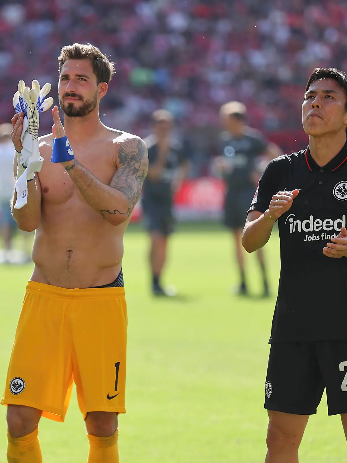  14.05.2022, Fussball Bundesliga, 1. FSV Mainz 05 - Eintracht Frankfurt, emonline, emspor, v.l., Torwart Kevin Trapp Eintracht Frankfurt, Makoto Hasebe Eintracht Frankfurt bedanken sich bei den Fans, bedanken, Dank, Mannschaft nach dem Spiel, after the match, bedankt sich bei den Fans, applauds the fans DFL/DFB REGULATIONS PROHIBIT ANY USE OF PHOTOGRAPHS AS IMAGE SEQUENCES AND/OR QUASI-VIDEO. xdcx *** 14 05 2022, football Bundesliga, 1 FSV Mainz 05 Eintracht Frankfurt, emonline, emspor, v l , goalkeeper Kevin Trapp Eintracht Frankfurt , Makoto Hasebe Eintracht Frankfurt thank the fans, thank, thanks, team after the match, after the match, thanks the fans, applauds the fans DFL DFB REGULATES PROHIBIT ANY USE OF PHOTOGRAPHS AS IMAGE SEQUENCES AND OR QUASI VIDEO xdcx Copyright: HMBxMedia/Claus