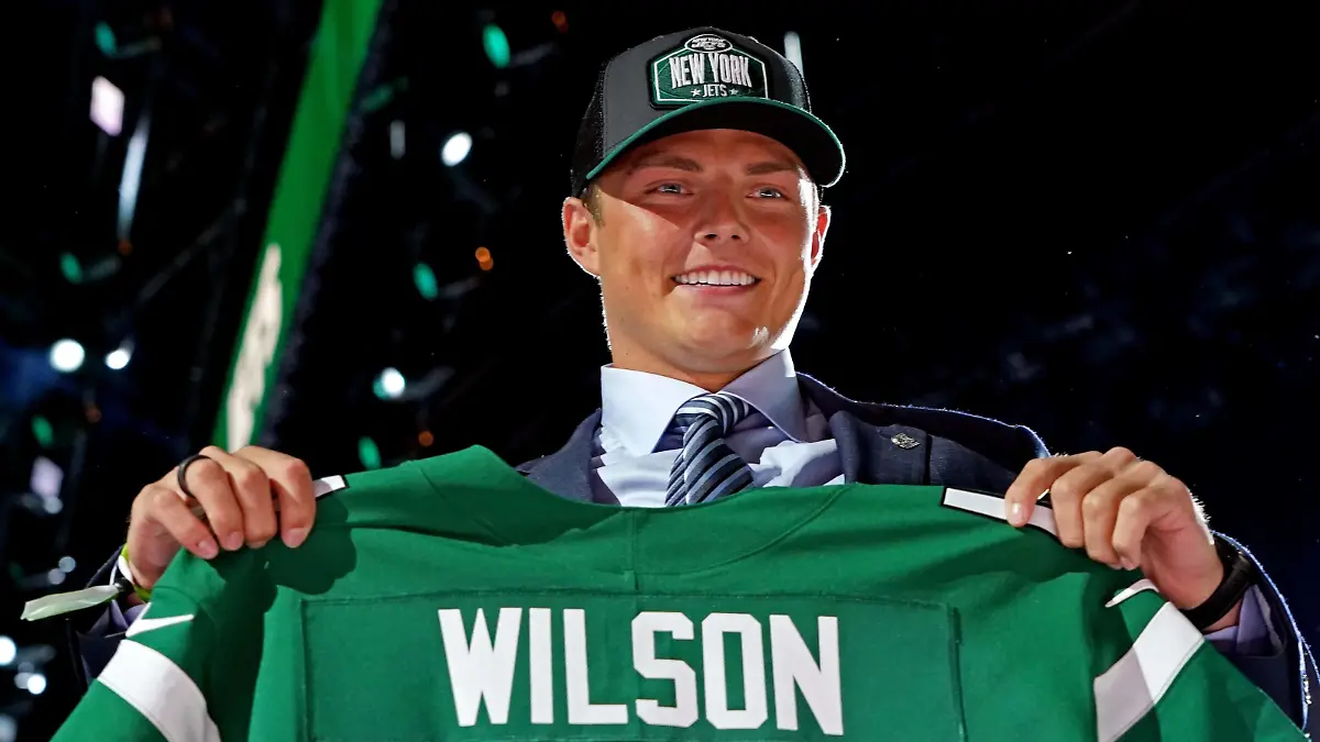 NFL, American Football Herren, USA NFL Draft, Apr 29, 2021 Cleveland, Ohio, USA Zack Wilson BYU poses with a jersey after being selected by the New York Jets as the number two overall pick in the first round of the 2021 NFL Draft at First Energy Stadium. Mandatory Credit: Kirby Lee-USA TODAY Sports, 29.04.2021 20:27:35, 15987035, NPStrans, New York Jets, NFL, NFL Draft PUBLICATIONxINxGERxSUIxAUTxONLY Copyright: xKirbyxLeex 15987035