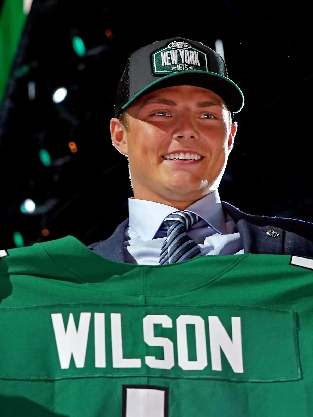 NFL, American Football Herren, USA NFL Draft, Apr 29, 2021 Cleveland, Ohio, USA Zack Wilson BYU poses with a jersey after being selected by the New York Jets as the number two overall pick in the first round of the 2021 NFL Draft at First Energy Stadium. Mandatory Credit: Kirby Lee-USA TODAY Sports, 29.04.2021 20:27:35, 15987035, NPStrans, New York Jets, NFL, NFL Draft PUBLICATIONxINxGERxSUIxAUTxONLY Copyright: xKirbyxLeex 15987035