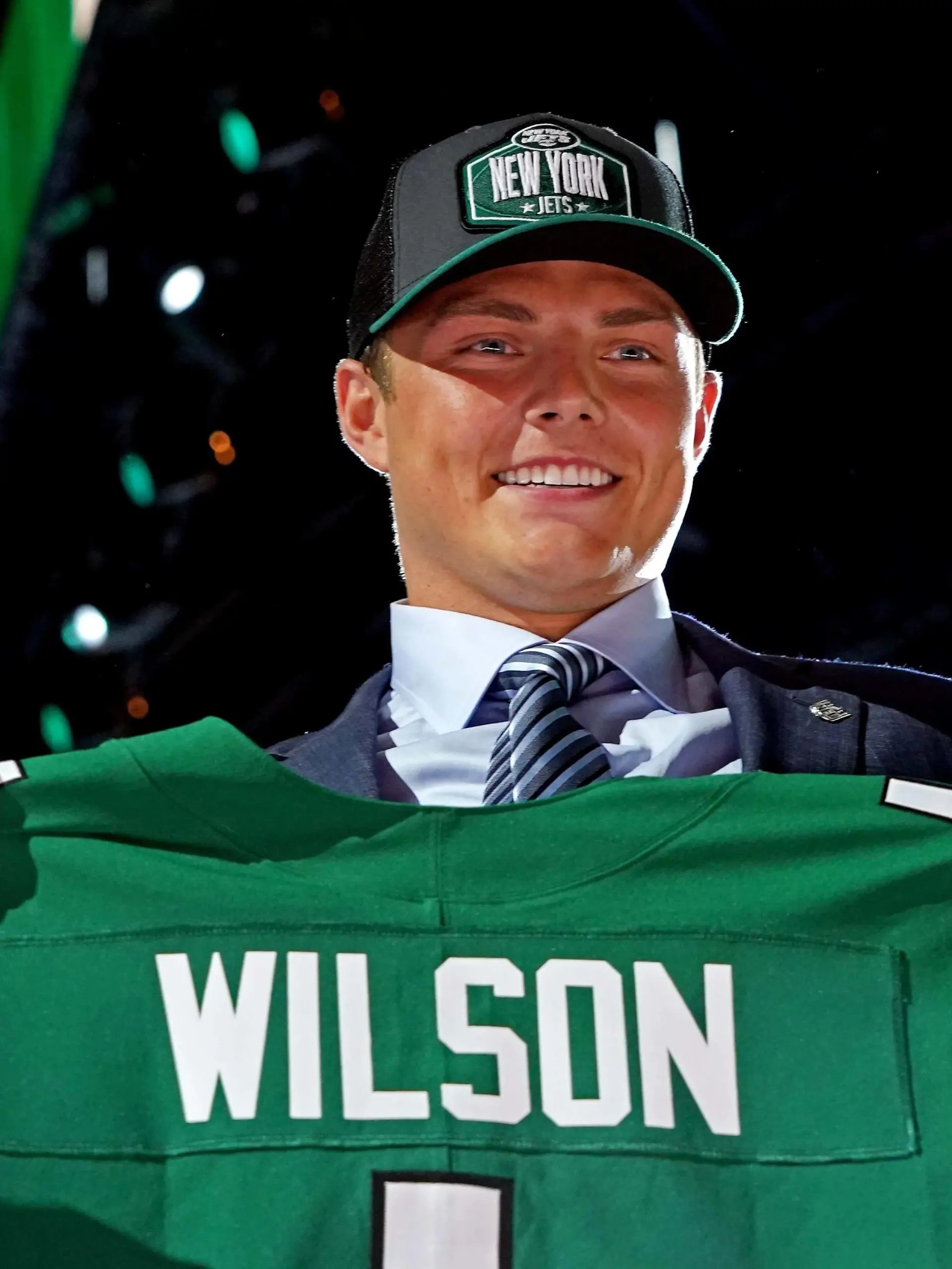 NFL, American Football Herren, USA NFL Draft, Apr 29, 2021 Cleveland, Ohio, USA Zack Wilson BYU poses with a jersey after being selected by the New York Jets as the number two overall pick in the first round of the 2021 NFL Draft at First Energy Stadium. Mandatory Credit: Kirby Lee-USA TODAY Sports, 29.04.2021 20:27:35, 15987035, NPStrans, New York Jets, NFL, NFL Draft PUBLICATIONxINxGERxSUIxAUTxONLY Copyright: xKirbyxLeex 15987035