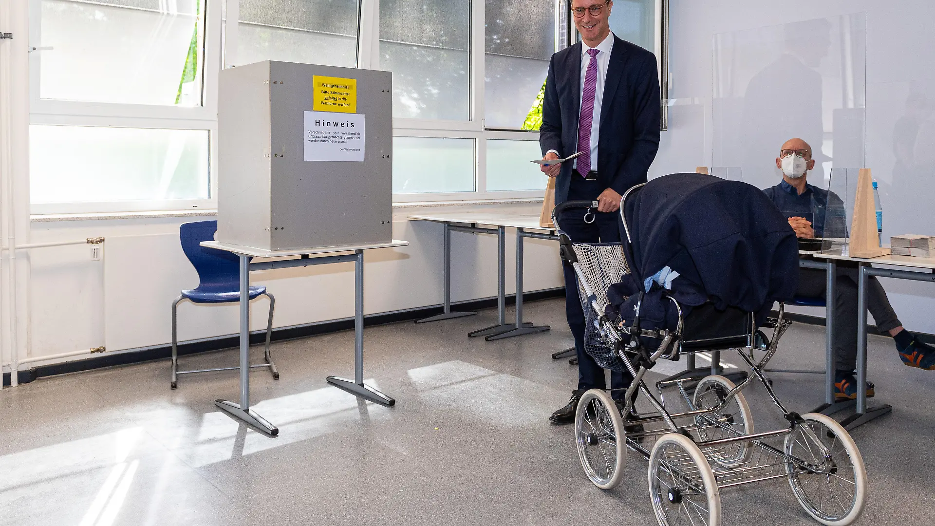 dpatopbilder - 15.05.2022, Nordrhein-Westfalen, Rhede: Hendrik Wüst (CDU), Ministerpräsident des Landes Nordrhein-Westfalen, steht zusammen mit dem Kinderwagen seiner Tochter Philippa im Wahllokal und gibt seinen Stimmzettel ab. In Nordrhein-Westfalen findet am Sonntag die Wahl zum 18. Landtag statt. Rund 13,2 Millionen Menschen sind zur Wahl aufgerufen. Foto: Guido Kirchner/dpa +++ dpa-Bildfunk +++