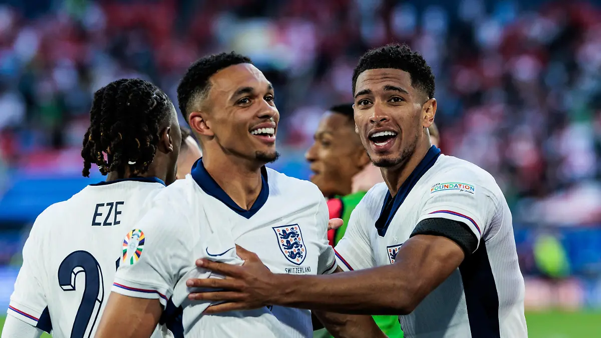 UEFA EURO, EM, Europameisterschaft,Fussball 2024: England - Schweiz 06.07.2024 Jubel bei den Engländern nach dem Sieg im Elfmeterschießen Trent Alexander-Arnold England, 8, Jude Bellingham England, 10 UEFA EURO 2024: England - Schweiz Düsseldorf Arena, Düsseldorf am 06.07.2024 *** UEFA EURO 2024 England Switzerland 06 07 2024 England celebrate after winning the penalty shoot-out Trent Alexander Arnold England, 8 , Jude Bellingham England, 10 UEFA EURO 2024 England Switzerland Düsseldorf Arena, Düsseldorf on 06 07 2024 Copyright: xBEAUTIFULxSPORTS/Wunderlx