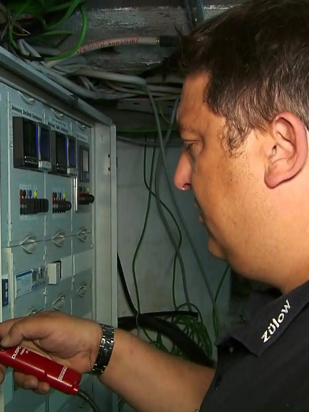 Elektriker David Zülow sucht dringend rund 100 neue Mitarbeiter.