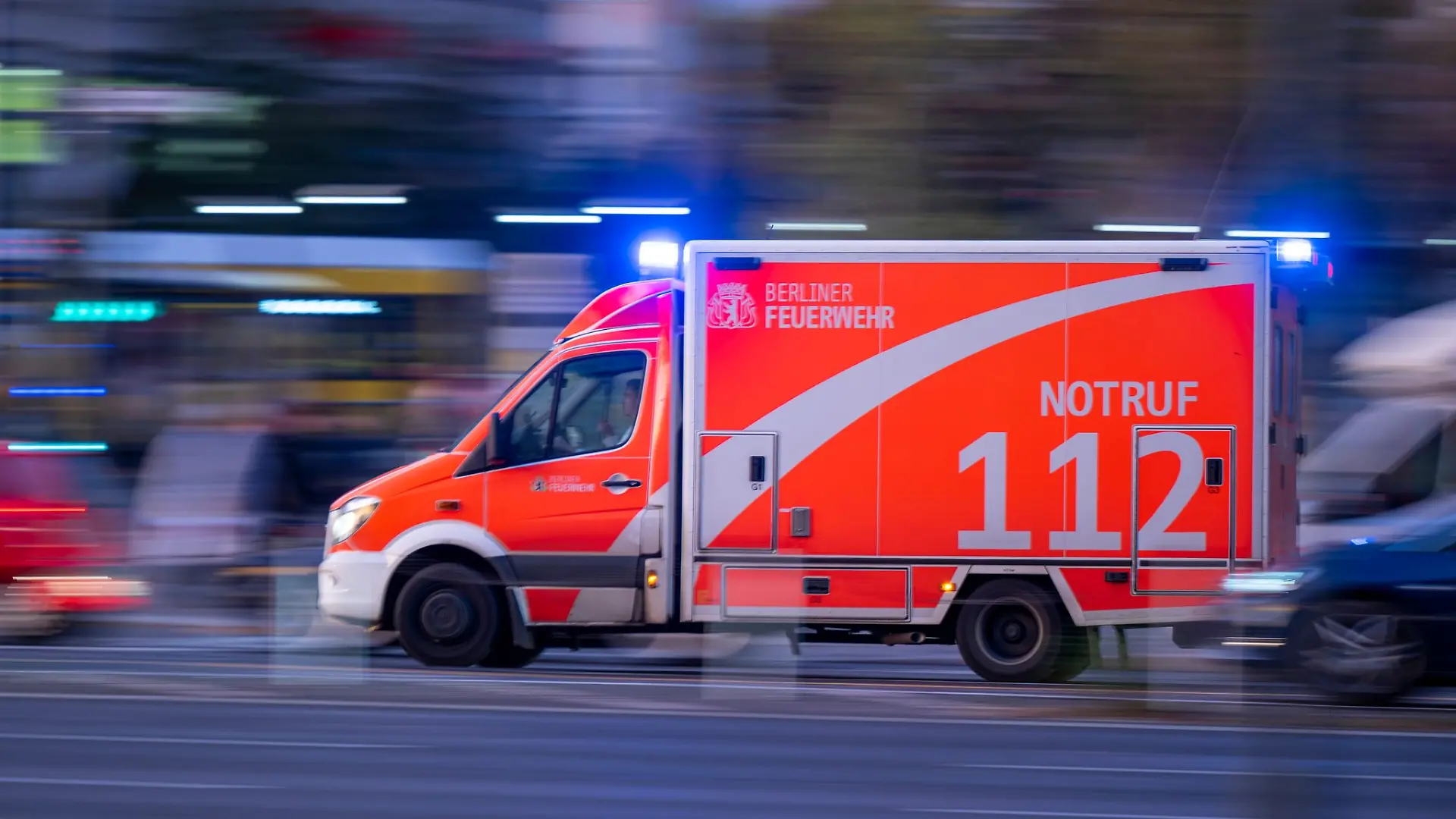 Der Radfahrer wurde schwer verletzt in ein Krankenhaus gebracht. (Symbolbild)