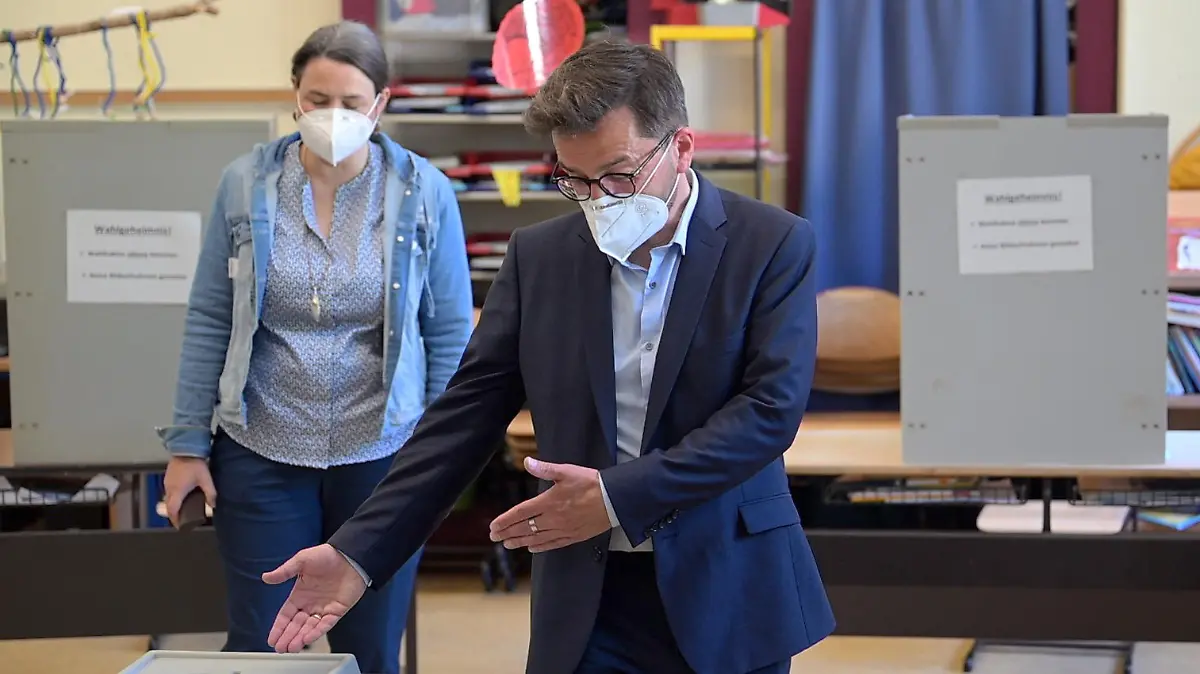 dpatopbilder - 15.05.2022, Nordrhein-Westfalen, Essen: Thomas Kutschaty (SPD), Spitzenkandidat für das Amt des Ministerpräsidenten in Nordrhein-Westfalen, und seine Ehefrau Christina Kutschaty geben am Wahltag ihre Stimme in Essen ab. Foto: Bernd Thissen/dpa +++ dpa-Bildfunk +++