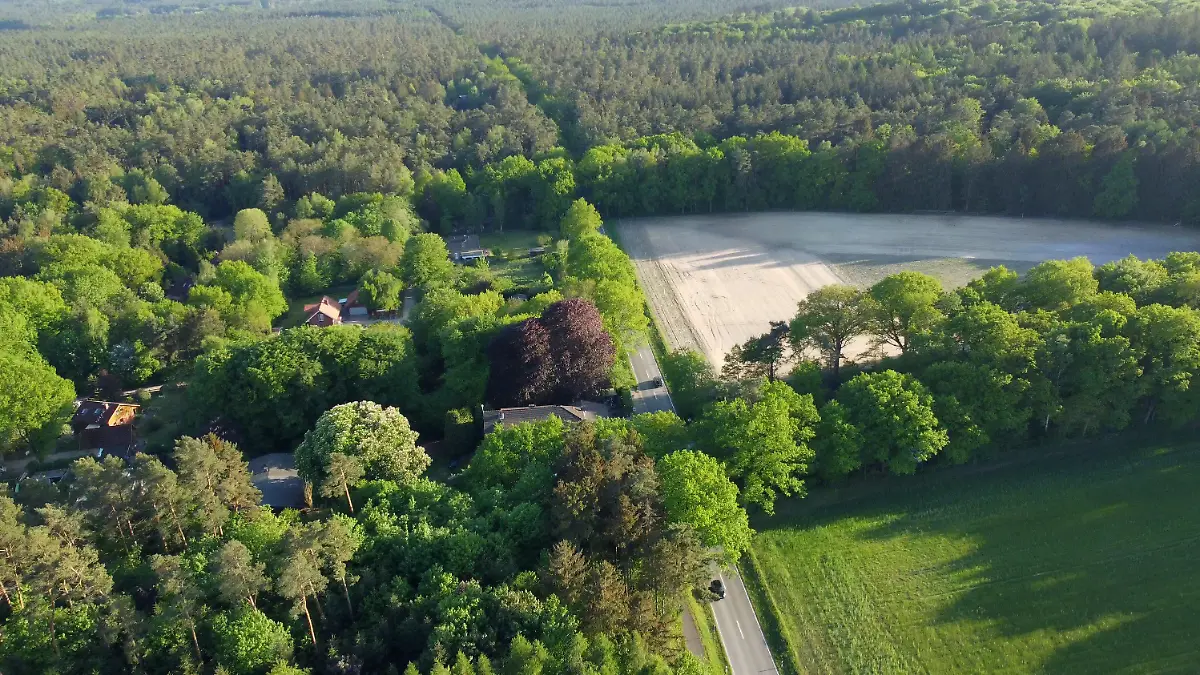 14.05.2022, Niedersachsen, Stelle: Ein Waldstück nahe der niedersächsischen Ortschaft Stelle (Landkreis Harburg). (Aufnahme mit Drohne). Nach dem Fund einer Frauenleiche in der Nähe von Hamburg hat die Polizei einen 31 Jahre alten Mann festgenommen. (zu dpa: «Nach Tötung von Frau: 31-Jähriger soll sich Partnerin offenbart haben») Foto: Sebastian Peters/NonstopNews/dpa +++ dpa-Bildfunk +++