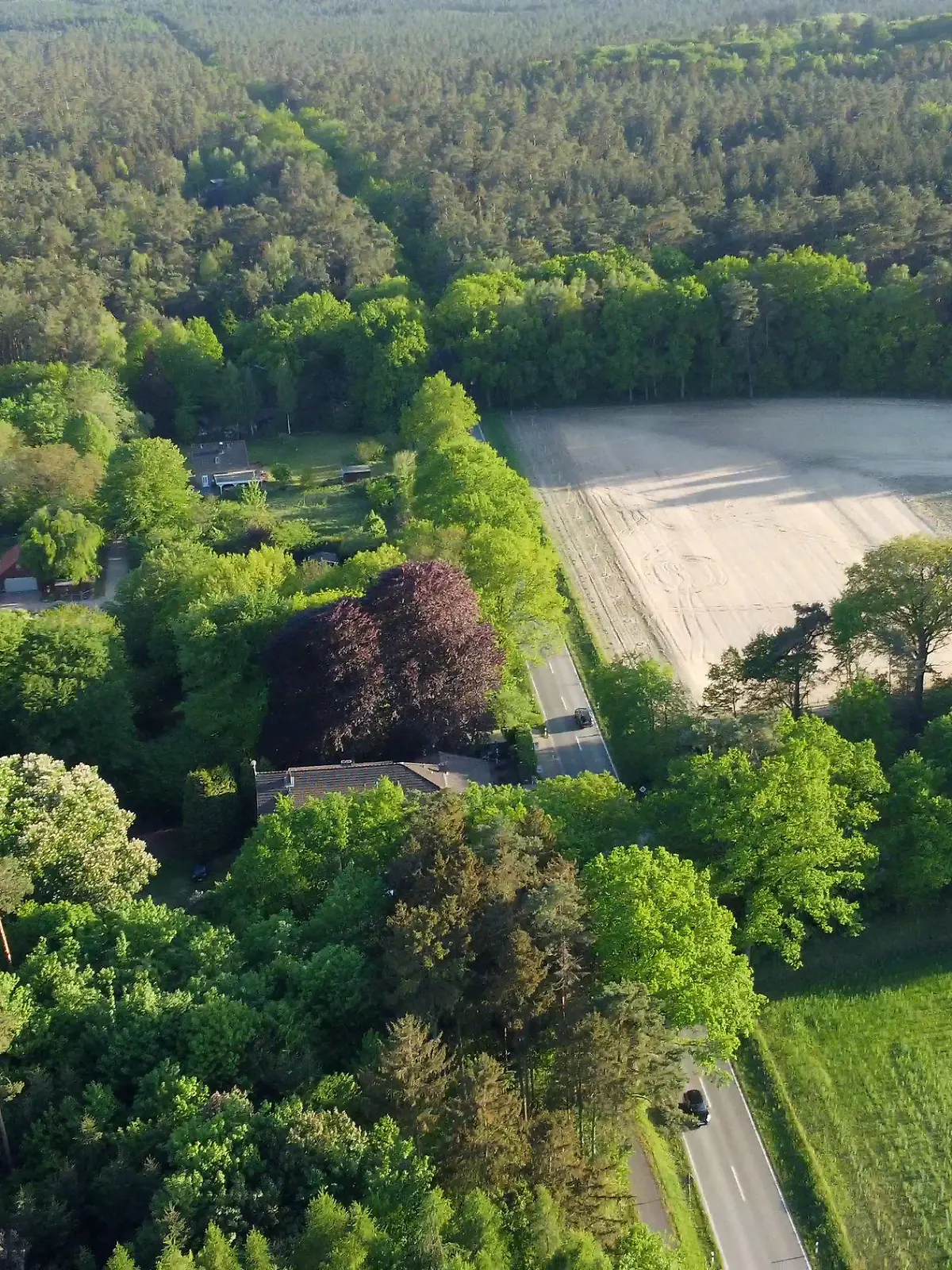 14.05.2022, Niedersachsen, Stelle: Ein Waldstück nahe der niedersächsischen Ortschaft Stelle (Landkreis Harburg). (Aufnahme mit Drohne). Nach dem Fund einer Frauenleiche in der Nähe von Hamburg hat die Polizei einen 31 Jahre alten Mann festgenommen. (zu dpa: «Nach Tötung von Frau: 31-Jähriger soll sich Partnerin offenbart haben») Foto: Sebastian Peters/NonstopNews/dpa +++ dpa-Bildfunk +++