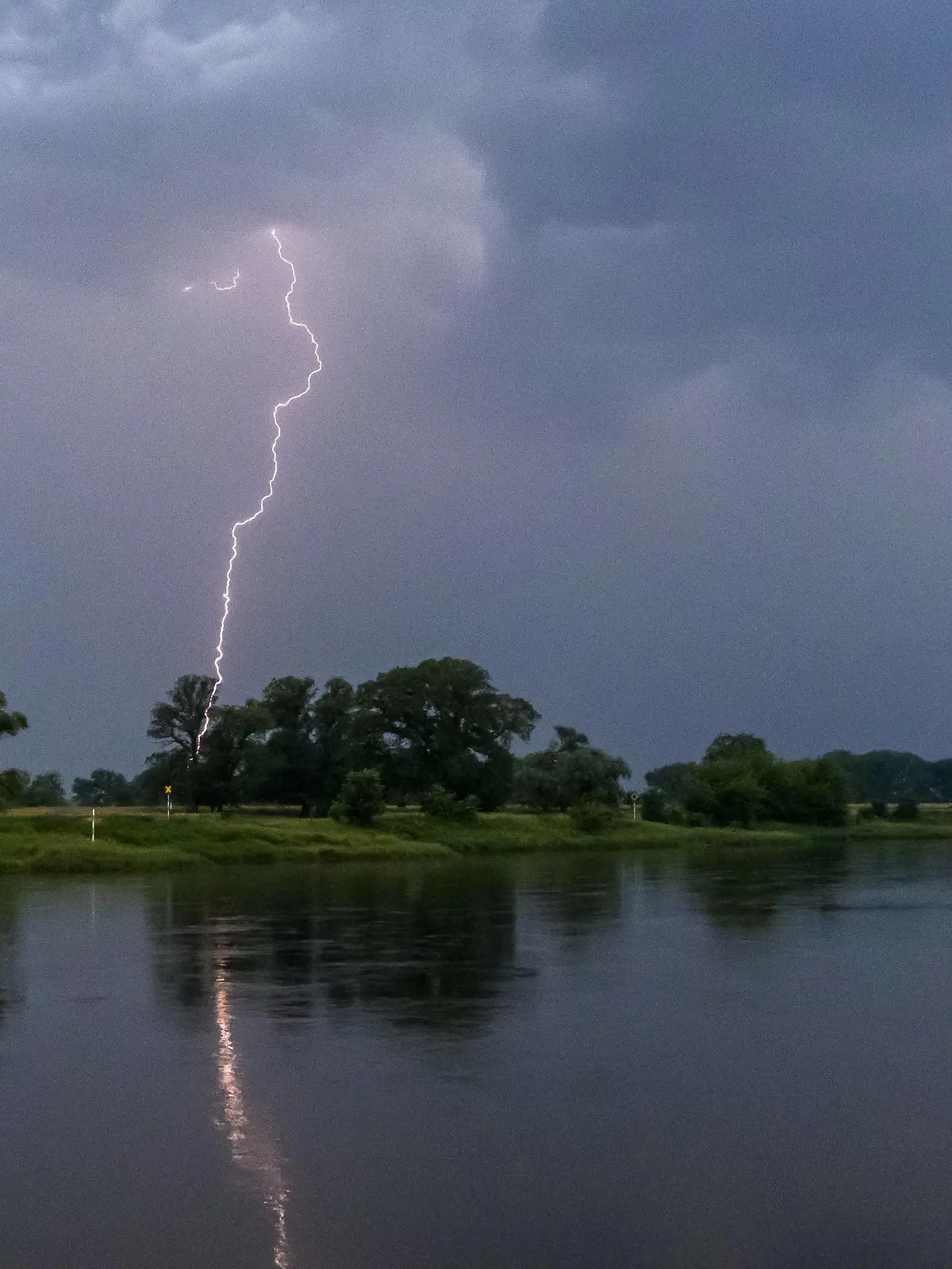 Unwetter ueber Brandenburg DEU/Deutschland/Brandenburg/Brottewitz, 30.06.2024, Unwetter ziehen ueber Brandenburg, dunkle Gewitterwolken und ein Blitz sind waehrend eines aufziehenden Unwetters ueber der Elbe bei Muehlberg im Landkreis Elbe-Elster im Sueden Brandenburgs zu sehen. *** Thunderstorm over Brandenburg DEU Germany Brandenburg Brottewitz, 30 06 2024, Thunderstorms move over Brandenburg, dark storm clouds and lightning can be seen during an approaching thunderstorm over the Elbe near Muehlberg in the district of Elbe Elster in southern Brandenburg DSCF1870