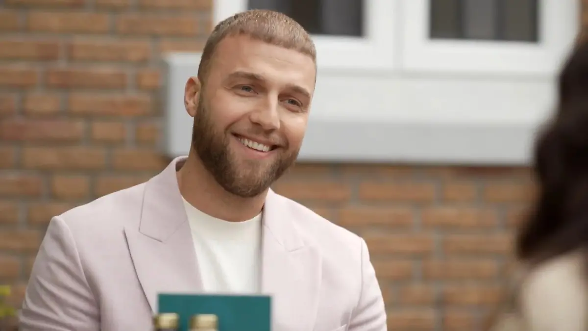 Filip Pavlović als Lars bei AWZ.