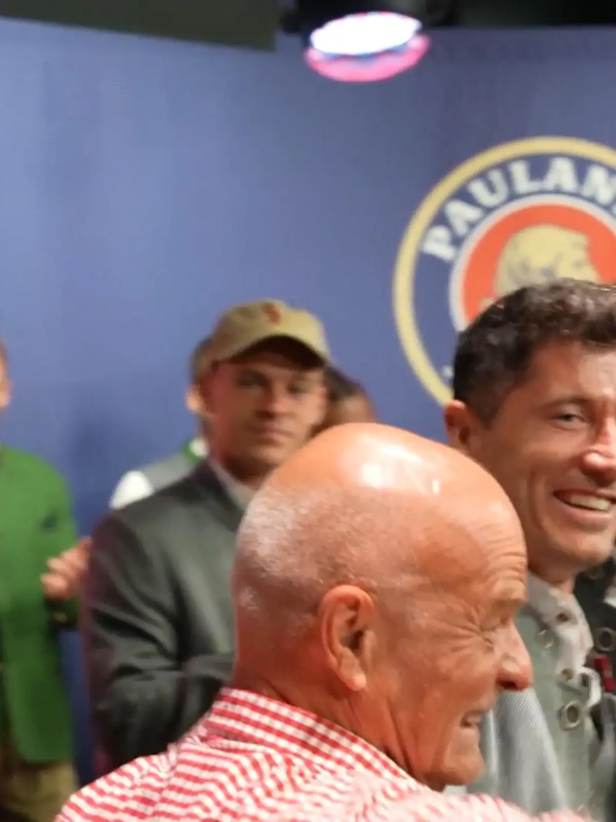 Kurz nach dem öffentlichen Bekenntnis zu seinem Wechselwunsch ist Robert Lewandowski von den Bayern-Fans trotzdem lautstark bejubelt worden. Bei einem Auftritt des deutschen Fußball-Meisters auf dem Münchner Nockherberg dankte der 33-Jährige seinen Teamkollegen für ihre Hilfe beim erneuten Gewinn der Bundesliga-Torjägerkanone.