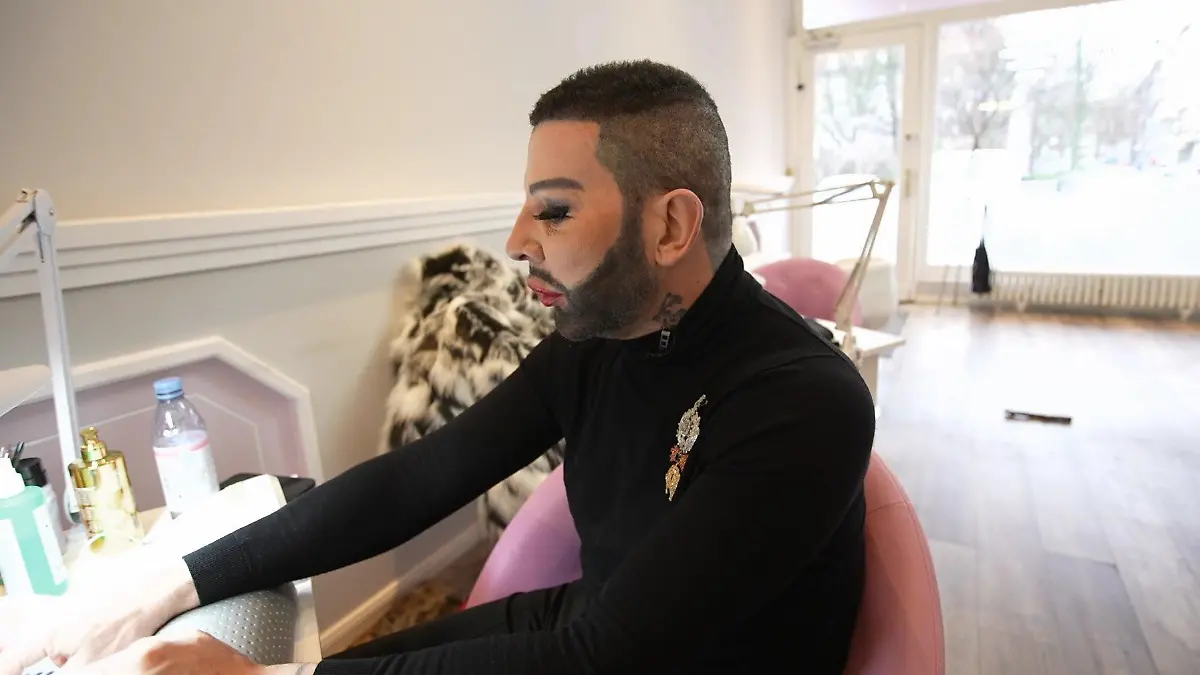 Harald Glööckler genießt die Zeit im Nagelstudio.