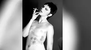 Nippelblitzer inklusive! Wer erkennt dieses Model? Blond, brünett und kein BH!