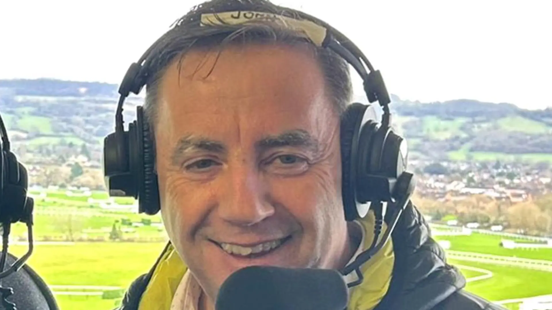 Ein Moderator mit Headset.
