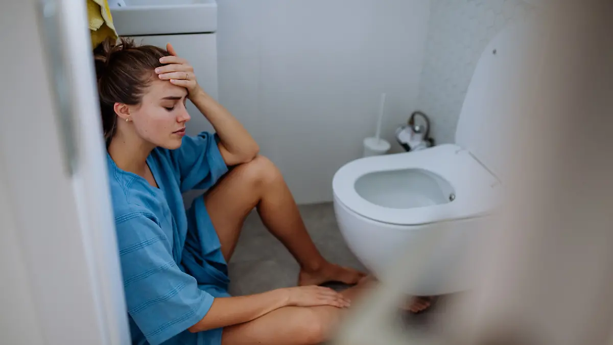 Viele Frauen kämpfen in der Schwangerschaft mit Übelkeit und Schwindel. Was dagegen hilft, verrät Frauenärztin Dr. Bildau.