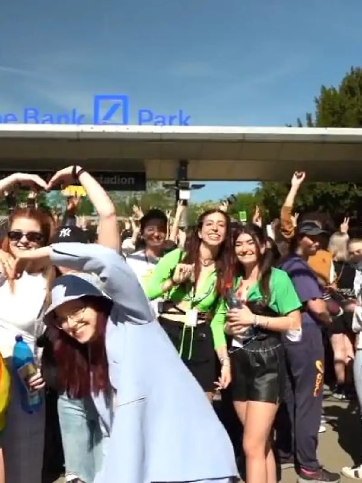 In Frankfurt am Main wurde am Wochenende ausgiebig gefeiert. 70.000 K-Pop-Fans waren beim ersten großen europäischen K-Pop-Festival im Deutsche Bank Park dabei. Bands der koreanischen Popmusik stellen seit Jahren einen Musikrekord nach dem anderen auf, zehn von ihnen standen im Deutsche Bank Park auf der Bühne. Für viele Fans war es die Möglichkeit, ihre Idole endlich einmal live zu sehen – und das zeigten sie mit ohrenbetäubendem Jubel. Mehr im Video!