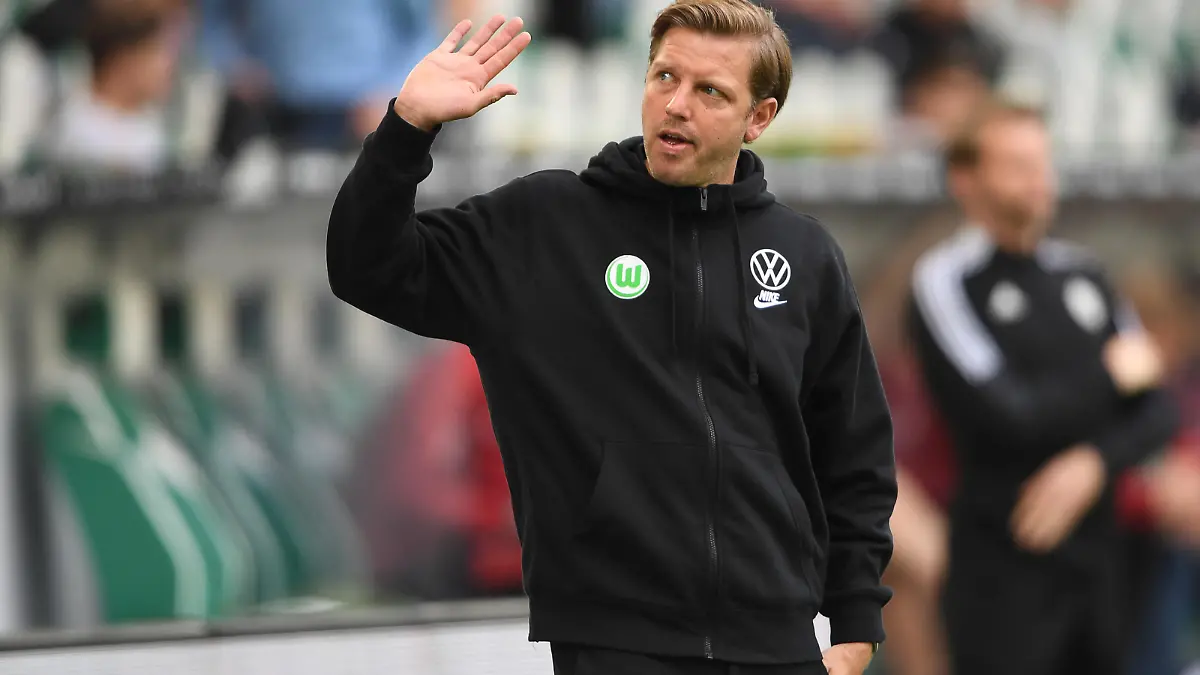 Fußball: Bundesliga, VfL Wolfsburg - Bayern München, 34. Spieltag, Volkswagen Arena. Wolfsburgs Trainer Florian Kohfeldt winkt.