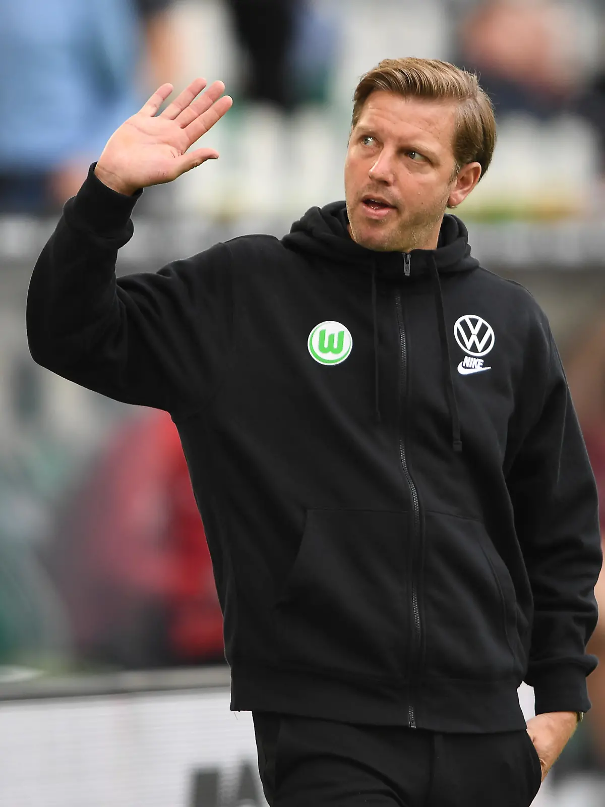Fußball: Bundesliga, VfL Wolfsburg - Bayern München, 34. Spieltag, Volkswagen Arena. Wolfsburgs Trainer Florian Kohfeldt winkt.
