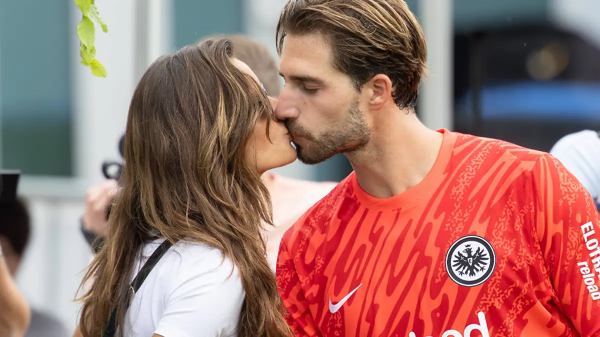 Kevin Trapp bekommt von seiner Verlobten Izabel Goulart einen Kuss