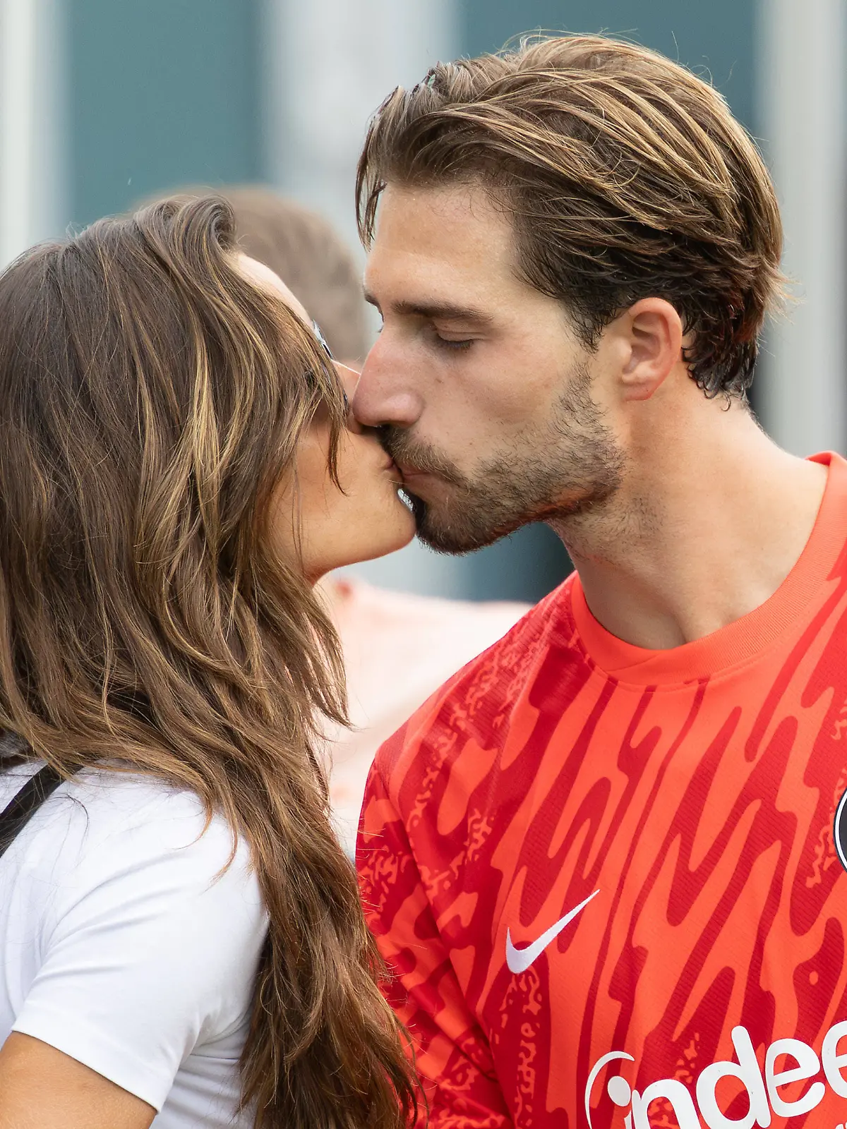 Kevin Trapp bekommt von seiner Verlobten Izabel Goulart einen Kuss