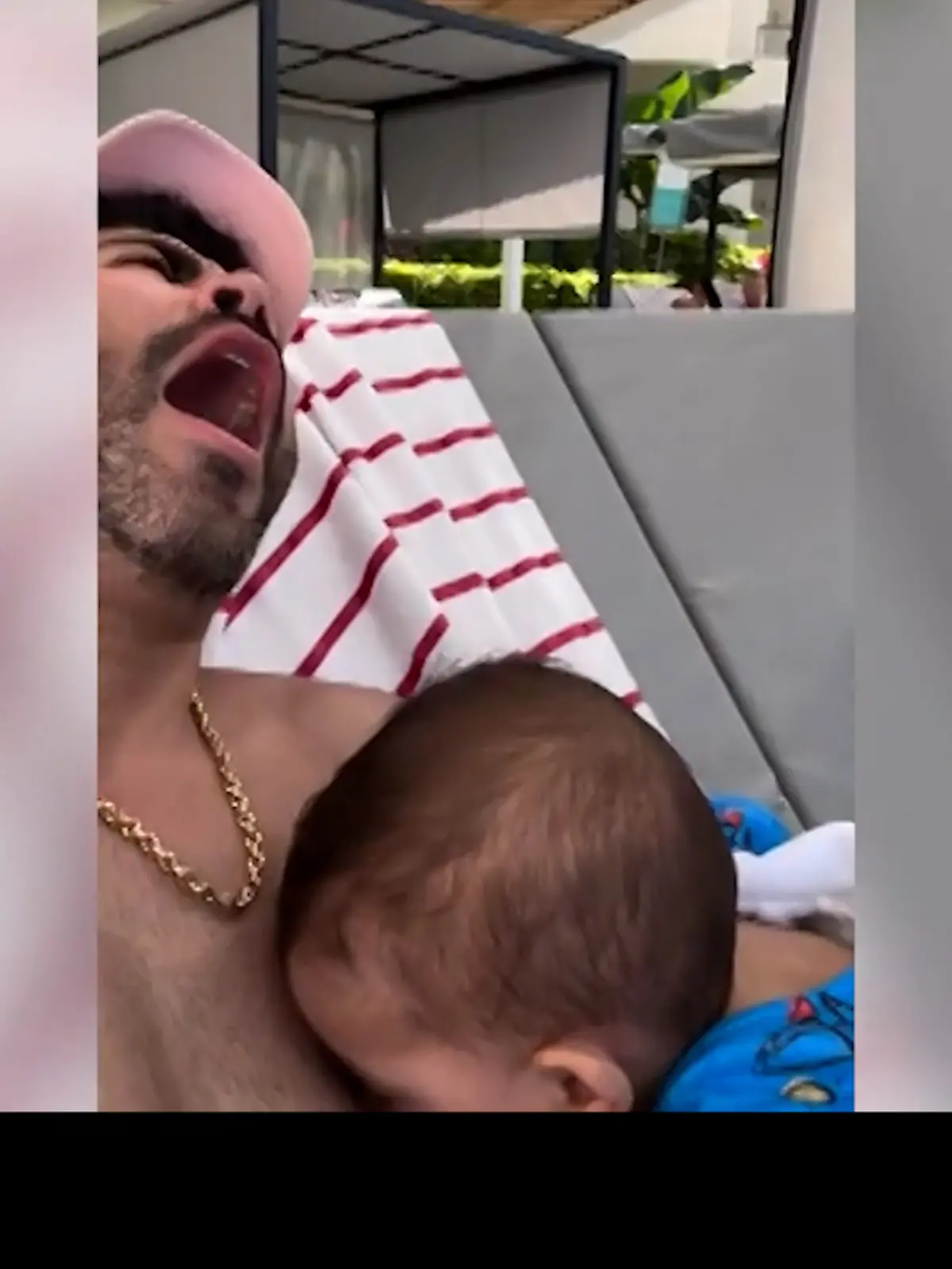Beißattacke lässt Papi aufschreien - doch aus diesem Nippel kommt keine Milch
