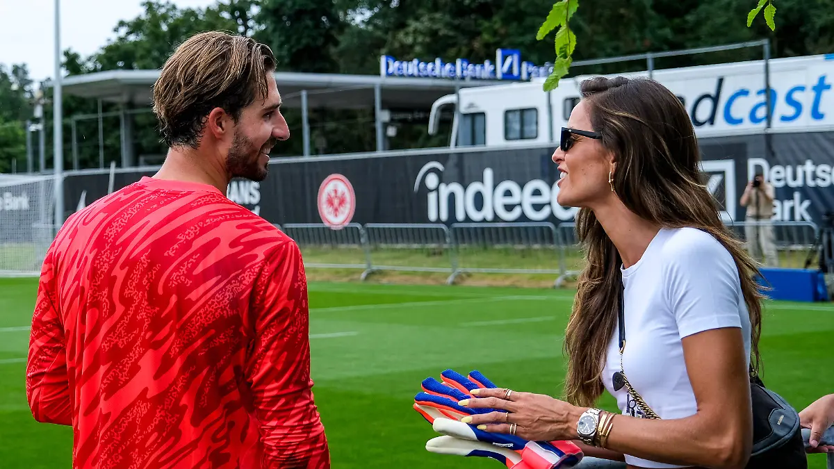 Izabel Goulart besucht Kevin Trapp beim Training von Eintracht Frankfurt