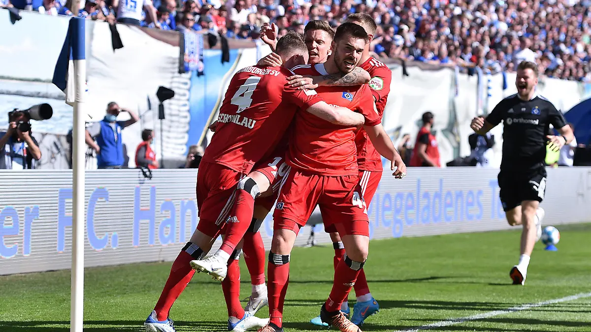 Fußball 2. Bundesliga 34. Spieltag FC Hansa Rostock - Hamburger SV am 15.05.2022 im Ostseestadion in Rostock Torjubel / Jubel / Tor zum 1:2 durch Sebastian Schonlau  Hamburg  DFL regulations prohibit any use of photographs as image sequences and/or quasi-video. *** Fußball 2 Bundesliga 34 Spieltag FC Hansa Rostock Hamburger SV am 15 05 2022 im Ostseestadion in Rostock Torjubel Jubel Tor zum 1 2 durch Sebastian Schonlau Hamburg DFL regulations prohibit any use of photographs as image sequences and or quasi video xHDx