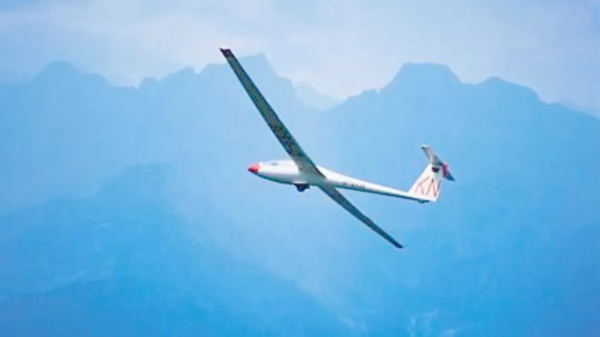 Segelflugzeug vor Bergsihouetten