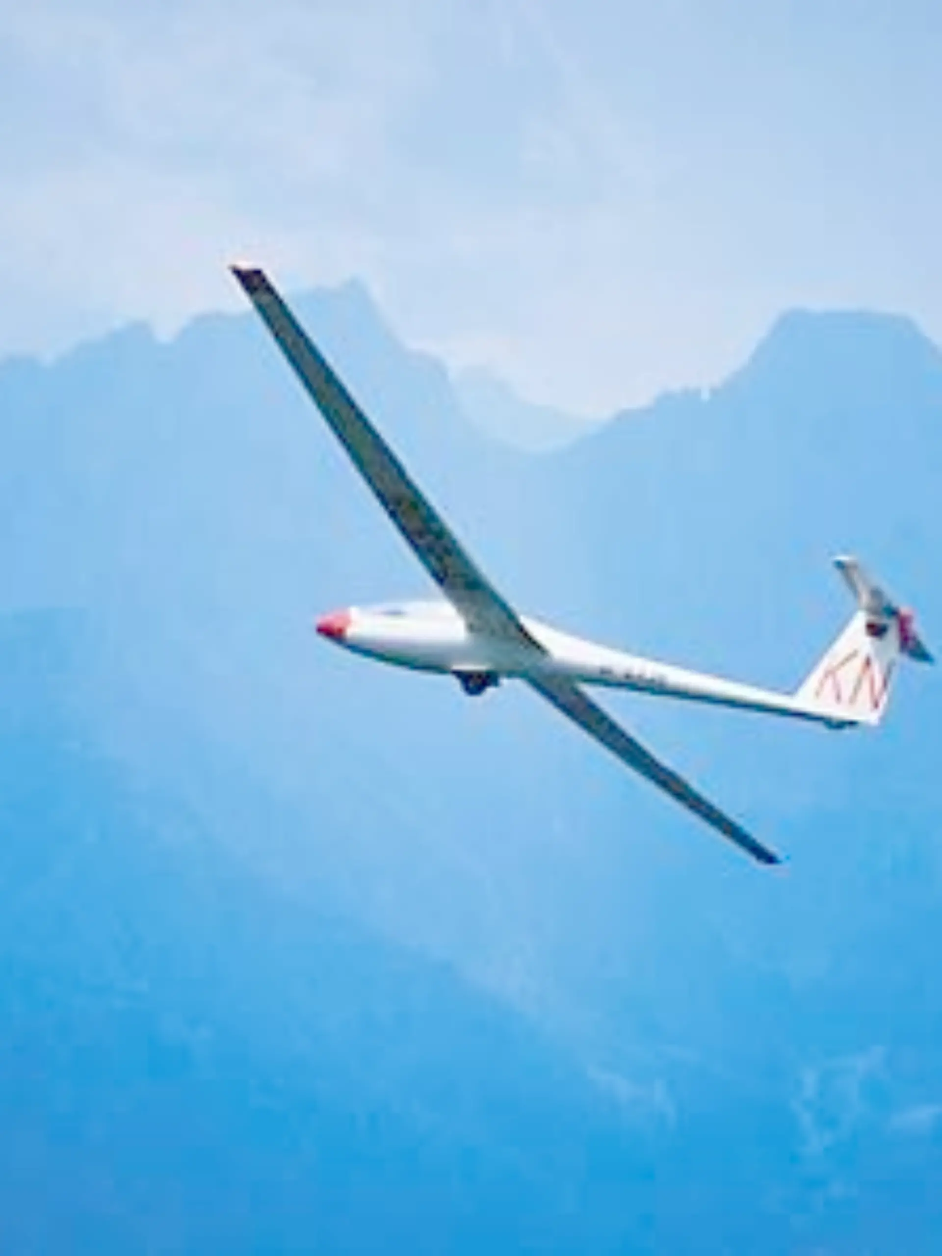 Segelflugzeug vor Bergsihouetten