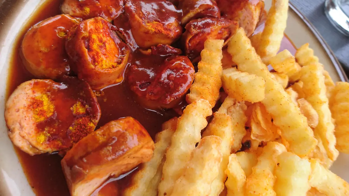 Currywurst mit Pommes Frites *** Curry sausage with french fries 1088812708