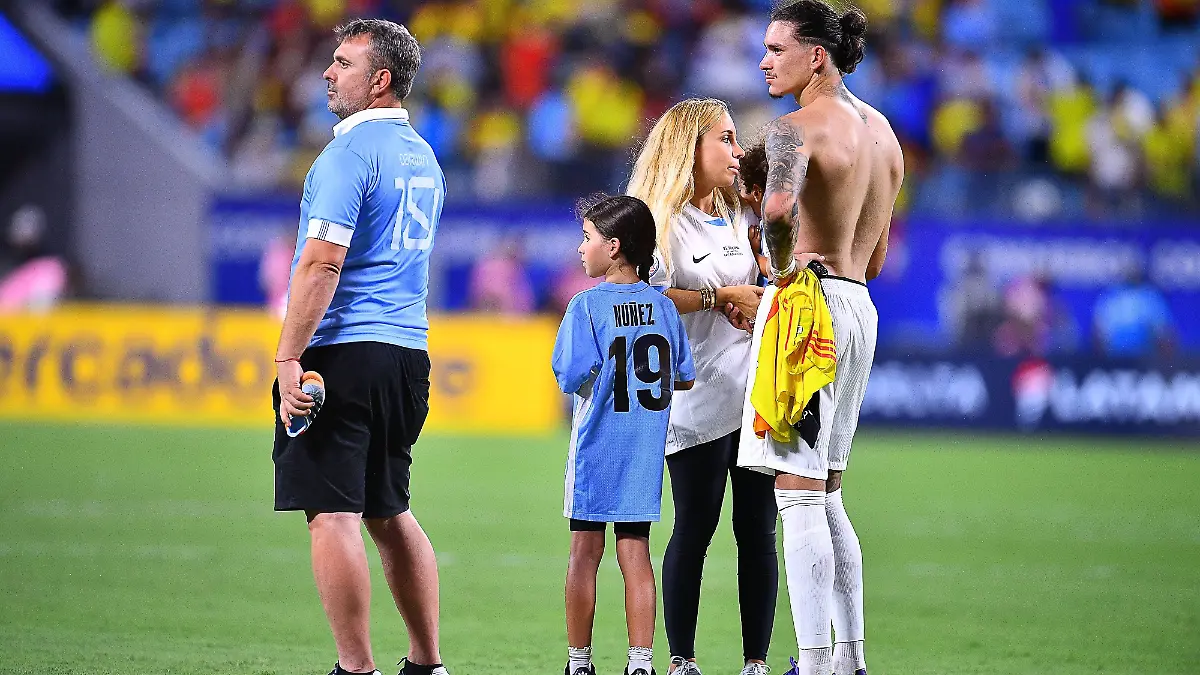 Uruguay-Star Darwin Nunez mit seiner Frau und Kindern.