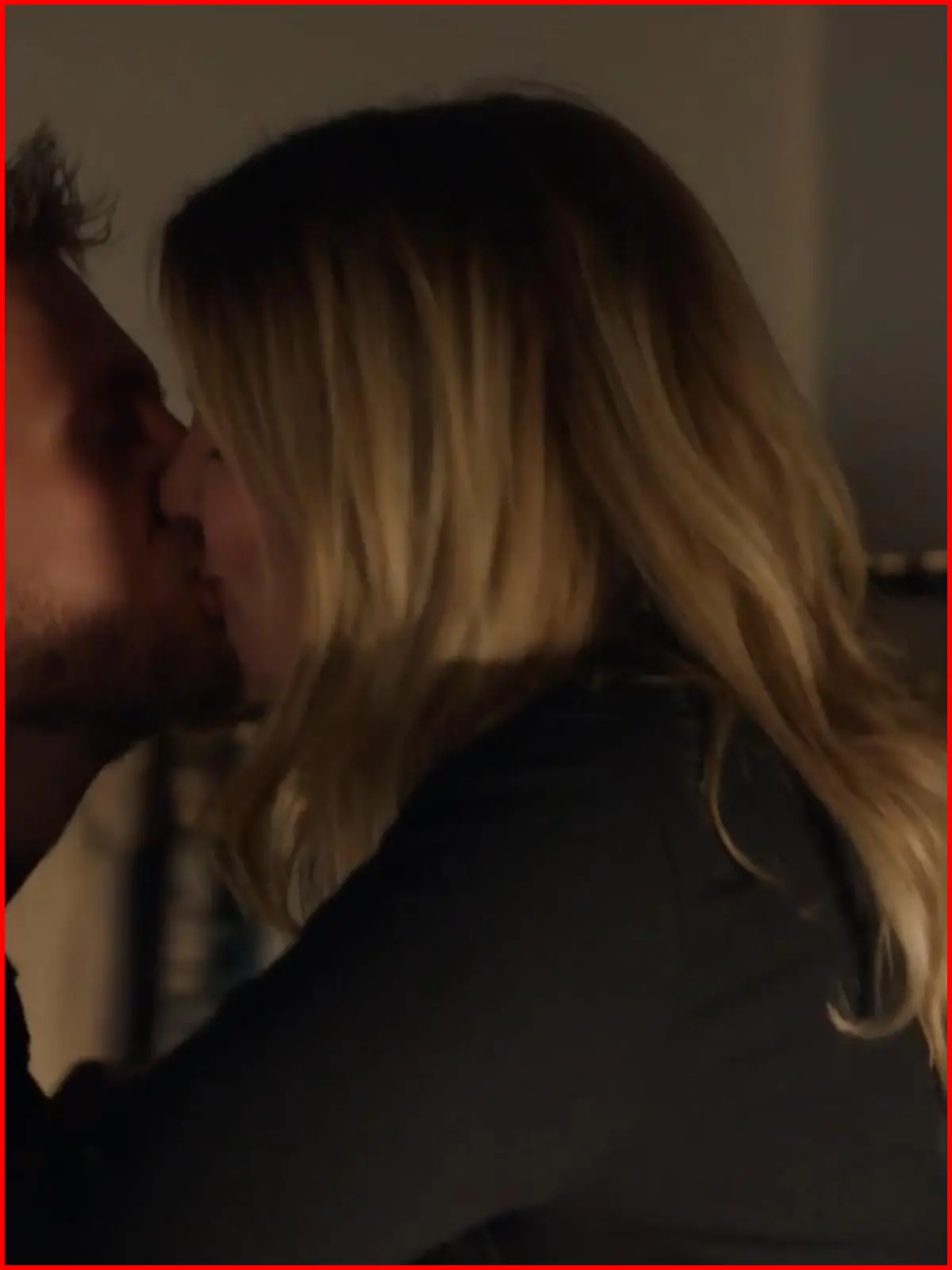 Paul und Alicia küssen sich