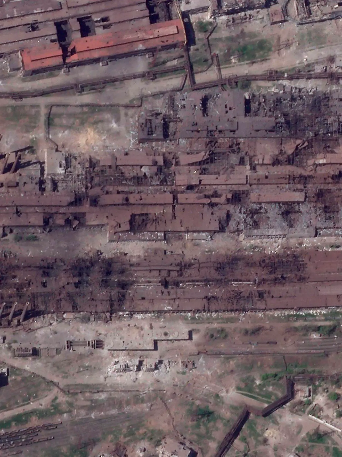07.05.2022, Ukraine, Mariupol: HANDOUT - Dieses Satellitenbild von Planet Labs PBC zeigt Schäden am Stahlwerk Azovstal. Russland hat eine Foto: Planet Labs Pbc/Planet Labs PBC/dpa +++ dpa-Bildfunk +++