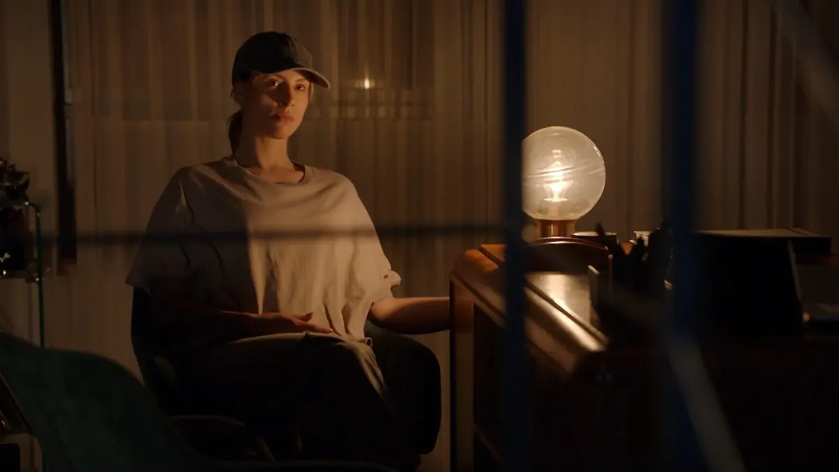Zoe (Lara Dandelion) stattet Jo Gerner (Wolfgang Bahro) einen Hausbesuch ab.