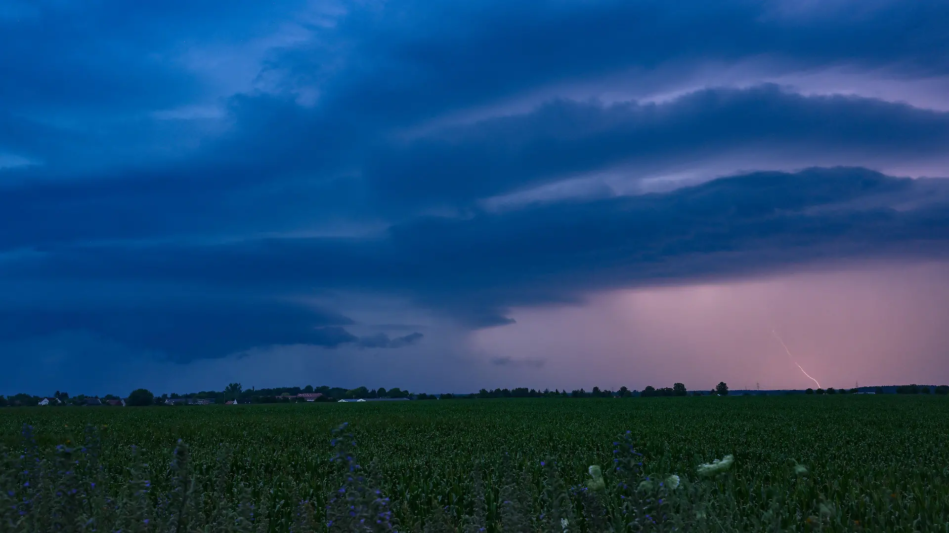 10.07.2024, Brandenburg, Sieversdorf: Dunkle Gewitterwolken werden von einem Blitz erhellt am späten Abend über dem Landkreis Oder-Spree im östlichen Brandenburg. Am Donnerstag soll es bei schwachem Wind maximal 29 Grad warm werden und erneut sind Gewitter und Starkregen im weiteren Tagesverlauf möglich. Zum Wochenende hin werden weiterhin wechselhaftes Wetter bei sommerlichen Temperaturen knapp unter 30 Grad prognostiziert. Foto: Patrick Pleul/dpa +++ dpa-Bildfunk +++