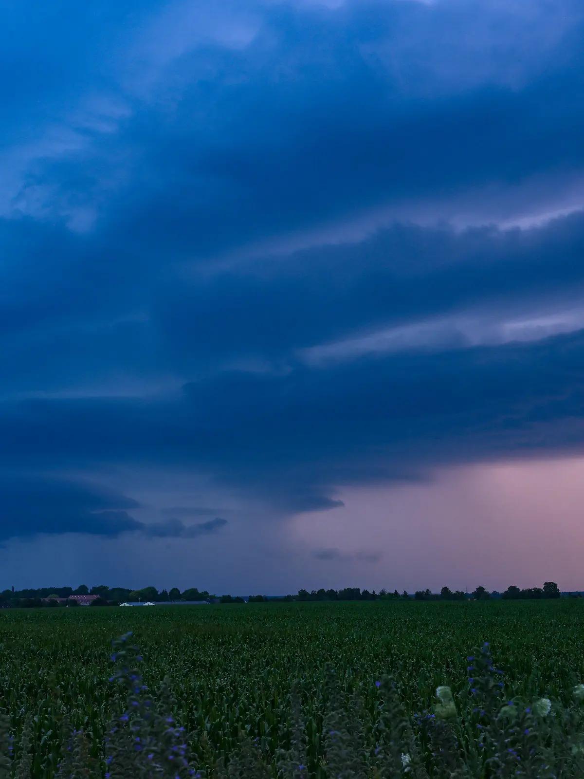 10.07.2024, Brandenburg, Sieversdorf: Dunkle Gewitterwolken werden von einem Blitz erhellt am späten Abend über dem Landkreis Oder-Spree im östlichen Brandenburg. Am Donnerstag soll es bei schwachem Wind maximal 29 Grad warm werden und erneut sind Gewitter und Starkregen im weiteren Tagesverlauf möglich. Zum Wochenende hin werden weiterhin wechselhaftes Wetter bei sommerlichen Temperaturen knapp unter 30 Grad prognostiziert. Foto: Patrick Pleul/dpa +++ dpa-Bildfunk +++