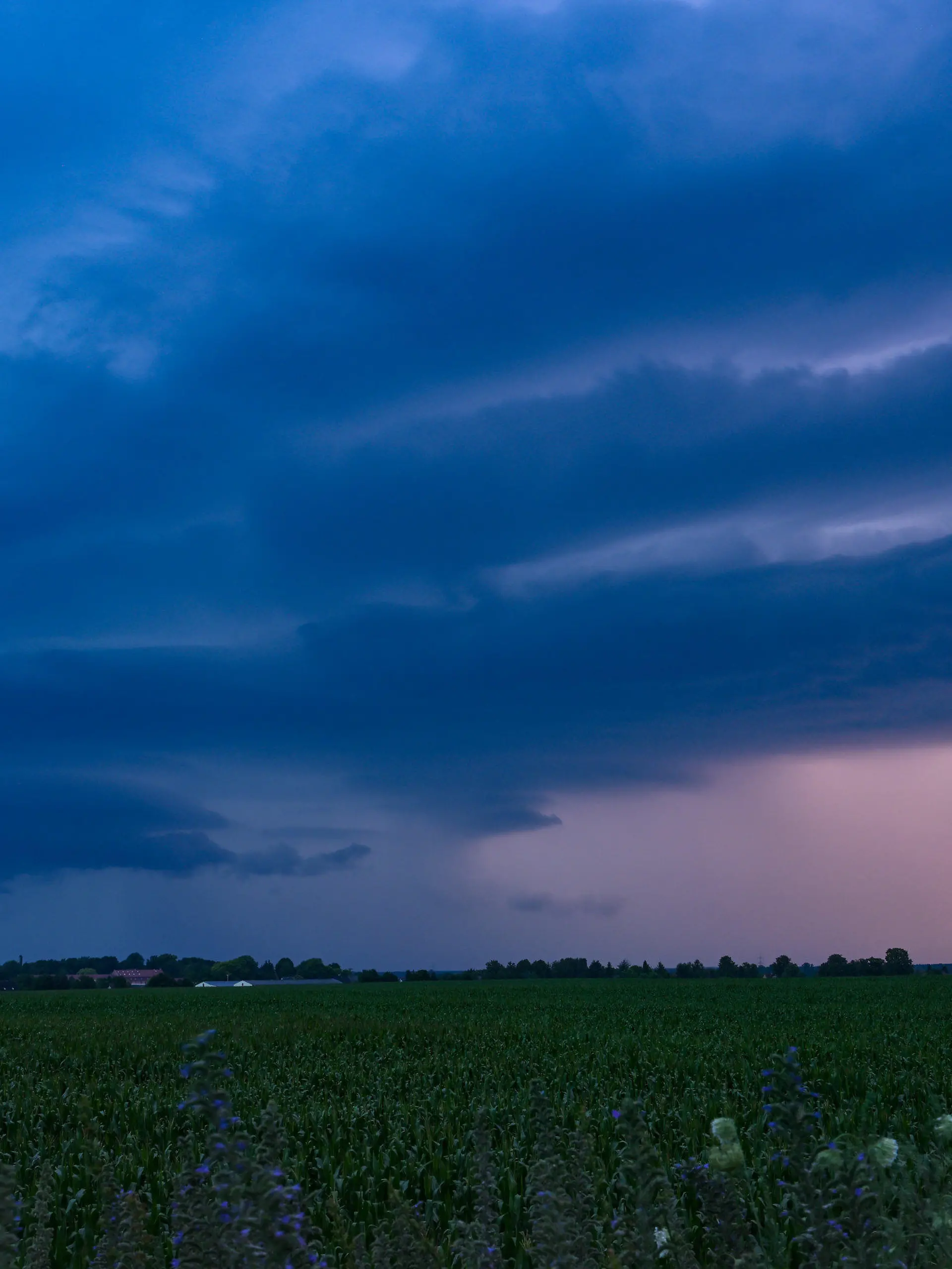 10.07.2024, Brandenburg, Sieversdorf: Dunkle Gewitterwolken werden von einem Blitz erhellt am späten Abend über dem Landkreis Oder-Spree im östlichen Brandenburg. Am Donnerstag soll es bei schwachem Wind maximal 29 Grad warm werden und erneut sind Gewitter und Starkregen im weiteren Tagesverlauf möglich. Zum Wochenende hin werden weiterhin wechselhaftes Wetter bei sommerlichen Temperaturen knapp unter 30 Grad prognostiziert. Foto: Patrick Pleul/dpa +++ dpa-Bildfunk +++