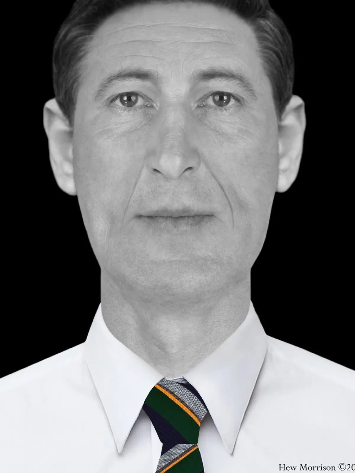  Die bis heute eingegangenen Hinweise führten noch nicht zur Identifizierung des unbekannten Toten. Daher bittet die Polizei weiter um Hinweise.